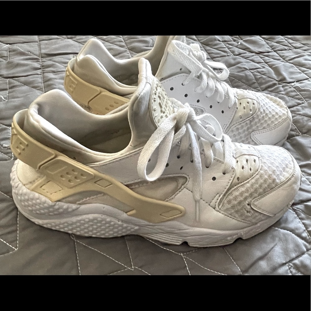 Nike White Air Huaraches 9.5